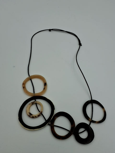 Halskæde, hornvarefabrikken